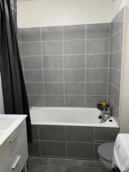 Joli Studio Avec Parking Prive, Bien Situe Moulins  Exteriör bild